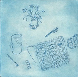 Vihko ja kirjoitusvälineitä pöydällä.