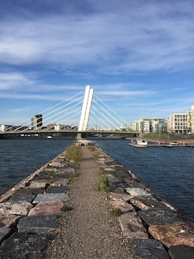 Aallonmurtaja ja silta Ruoholahden ja Jätkäsaaren välillä.