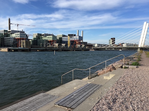 Aallonmurtaja, vettä, rakennuksia Ruoholahdessa.