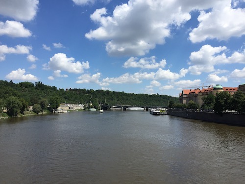 Vltava-joki Prahassa.